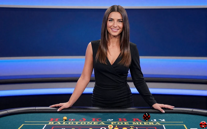 Professionelle Live Casino Dealerin in elegantem schwarzen Kleid im Casea Casino Studio