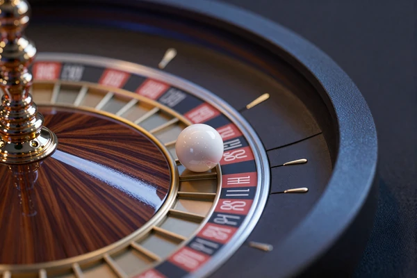 Luxuri&ouml;ses Roulette-Rad mit blauer Beleuchtung im Casea Casino